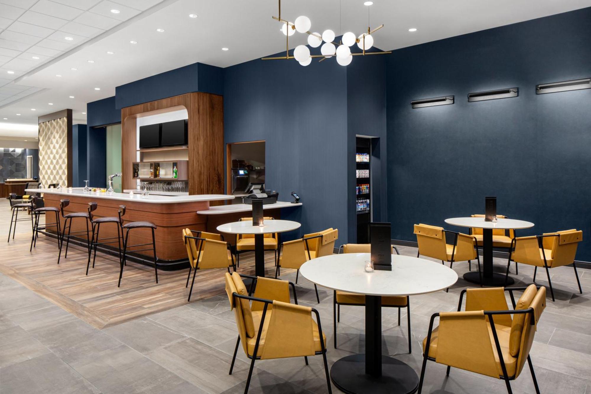 ホテル Courtyard By Marriott Lansing Downtown エクステリア 写真