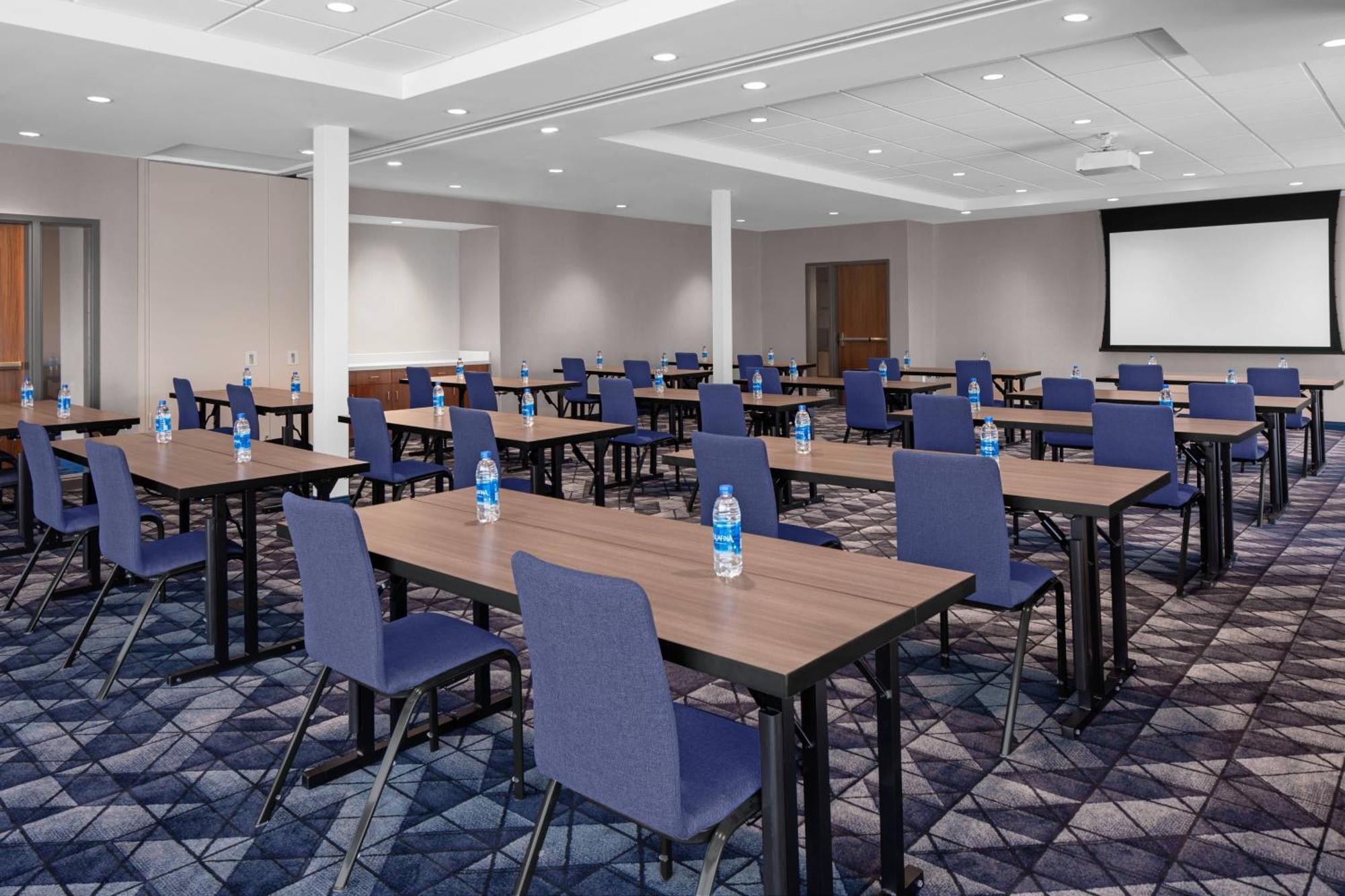 ホテル Courtyard By Marriott Lansing Downtown エクステリア 写真