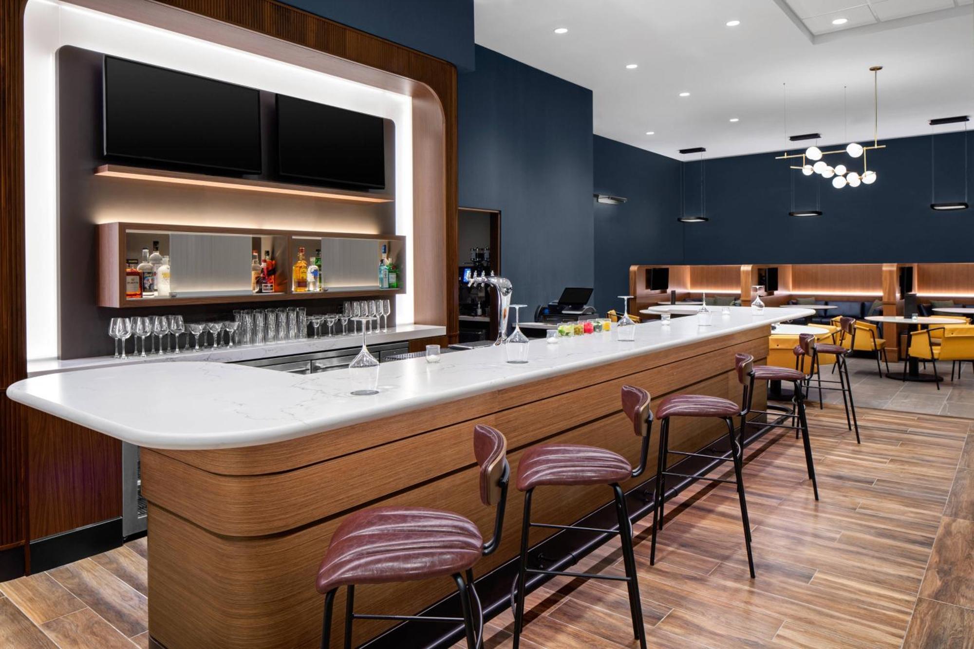 ホテル Courtyard By Marriott Lansing Downtown エクステリア 写真