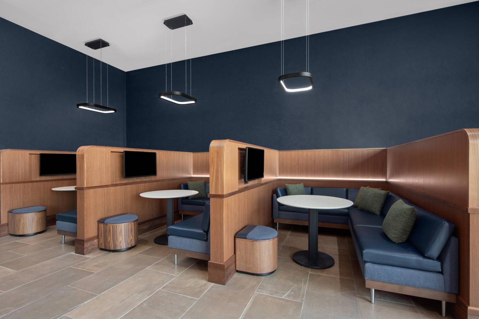 ホテル Courtyard By Marriott Lansing Downtown エクステリア 写真