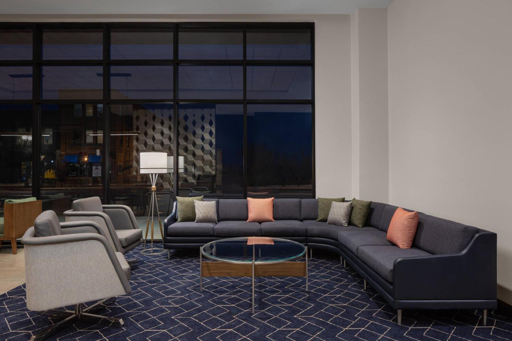 ホテル Courtyard By Marriott Lansing Downtown エクステリア 写真