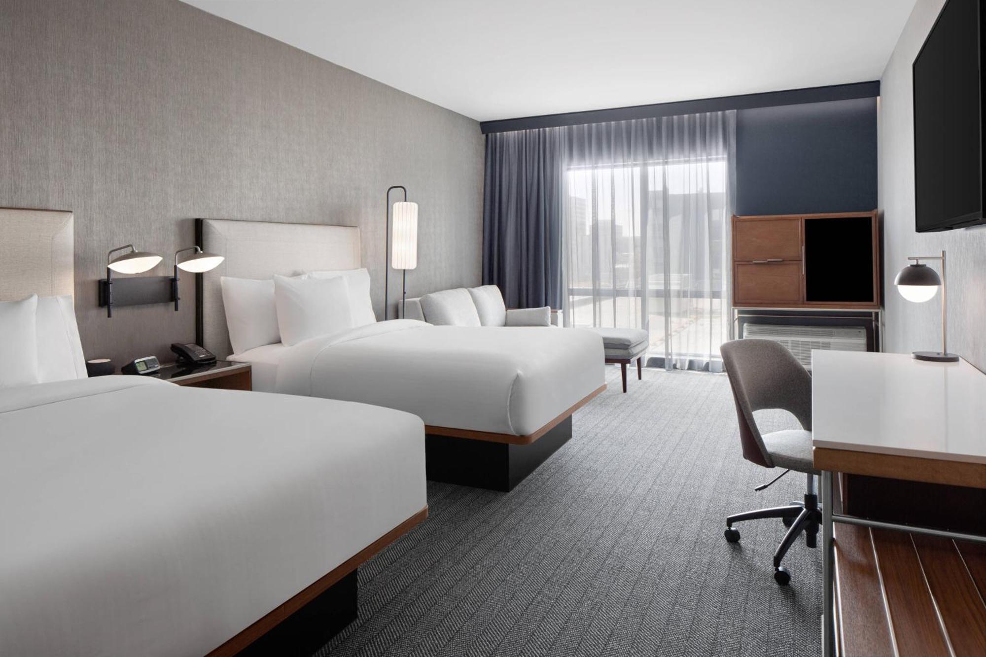 ホテル Courtyard By Marriott Lansing Downtown エクステリア 写真