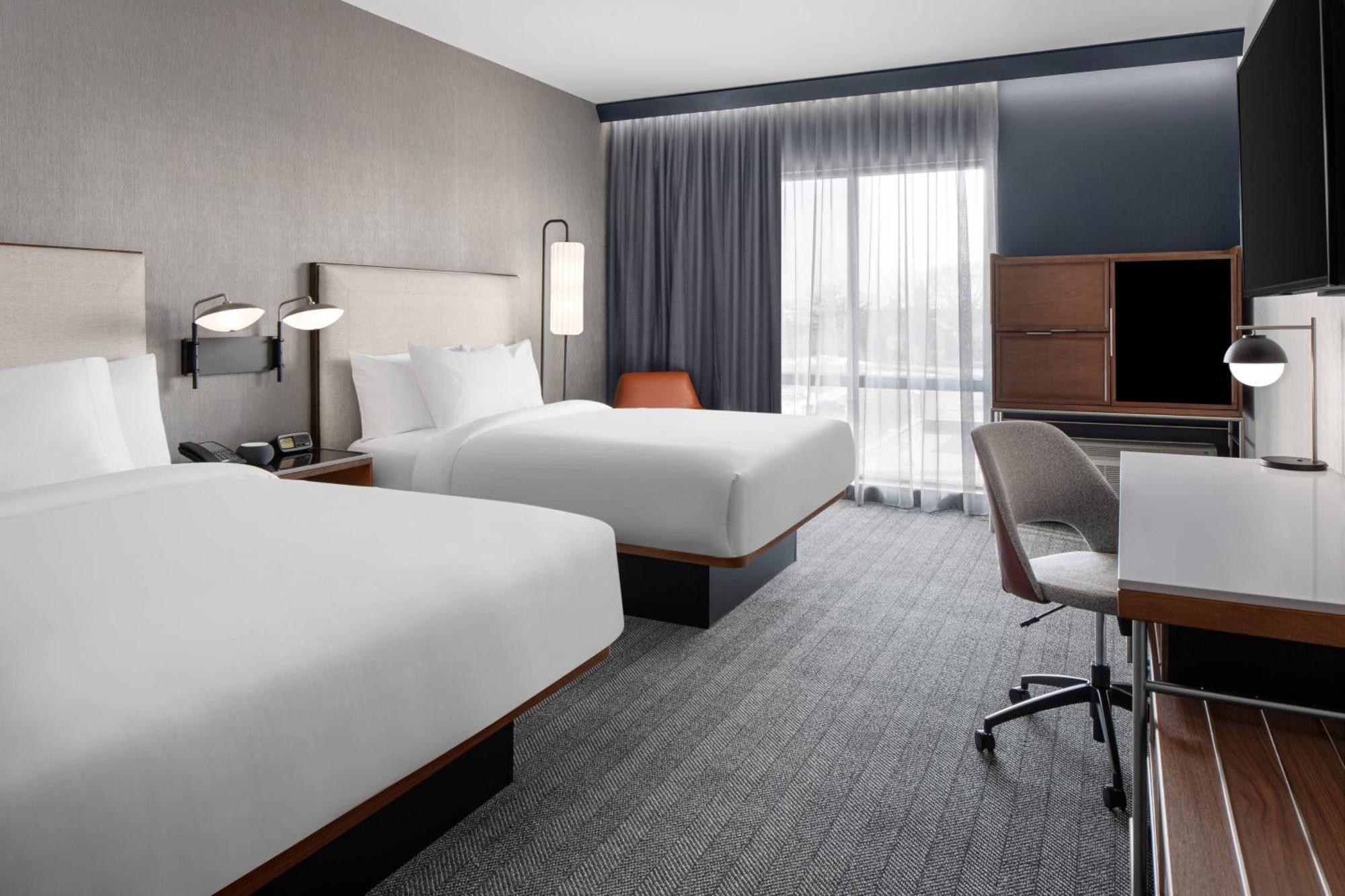 ホテル Courtyard By Marriott Lansing Downtown エクステリア 写真